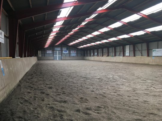 Ridehallen 20*60m stort og lyst